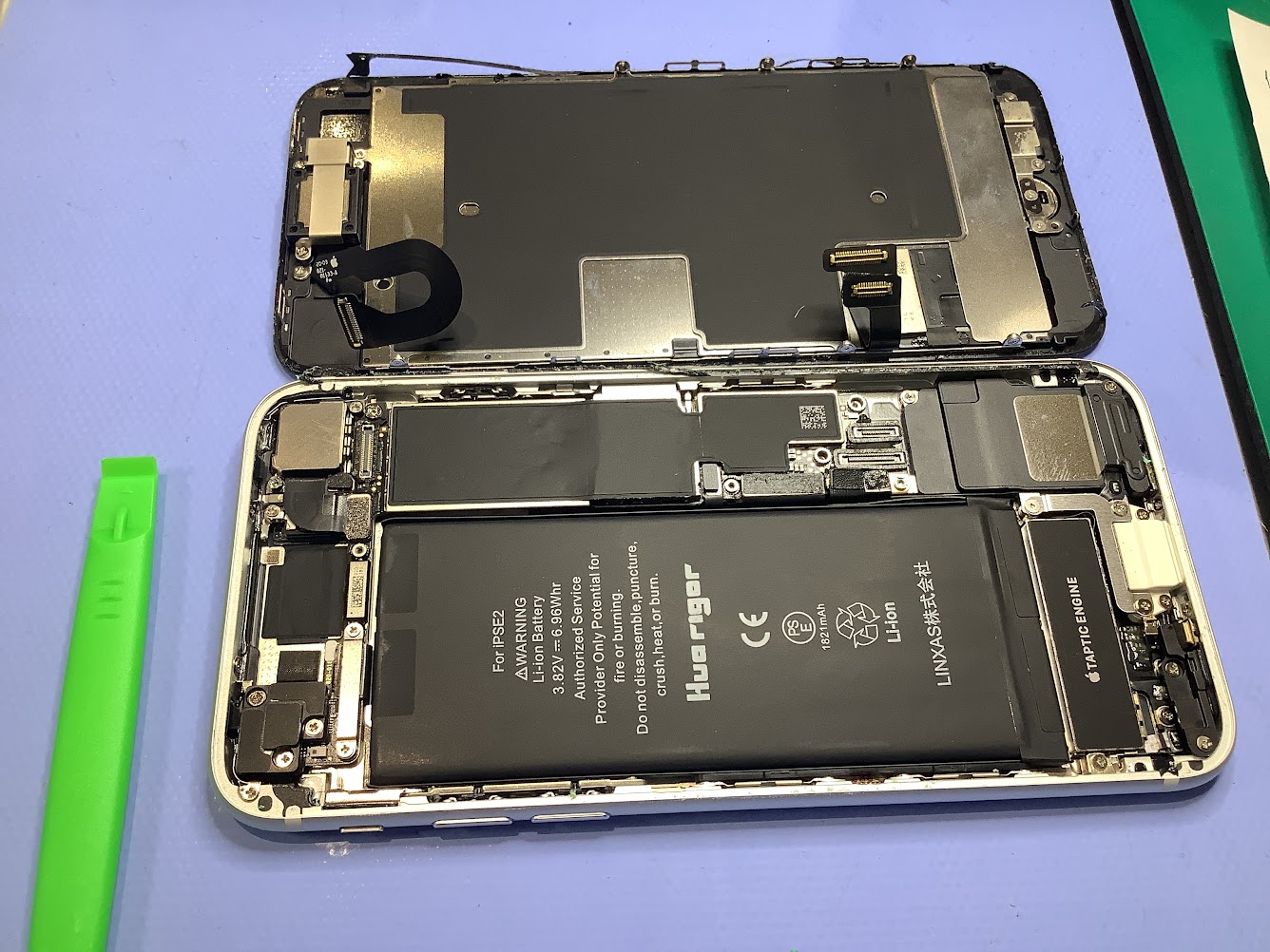 iPhoneSE2のバッテリー交換ならデータをそのまま・最短即日修理のスマホ修理工房ラザウォーク甲斐双葉店にご相談ください！