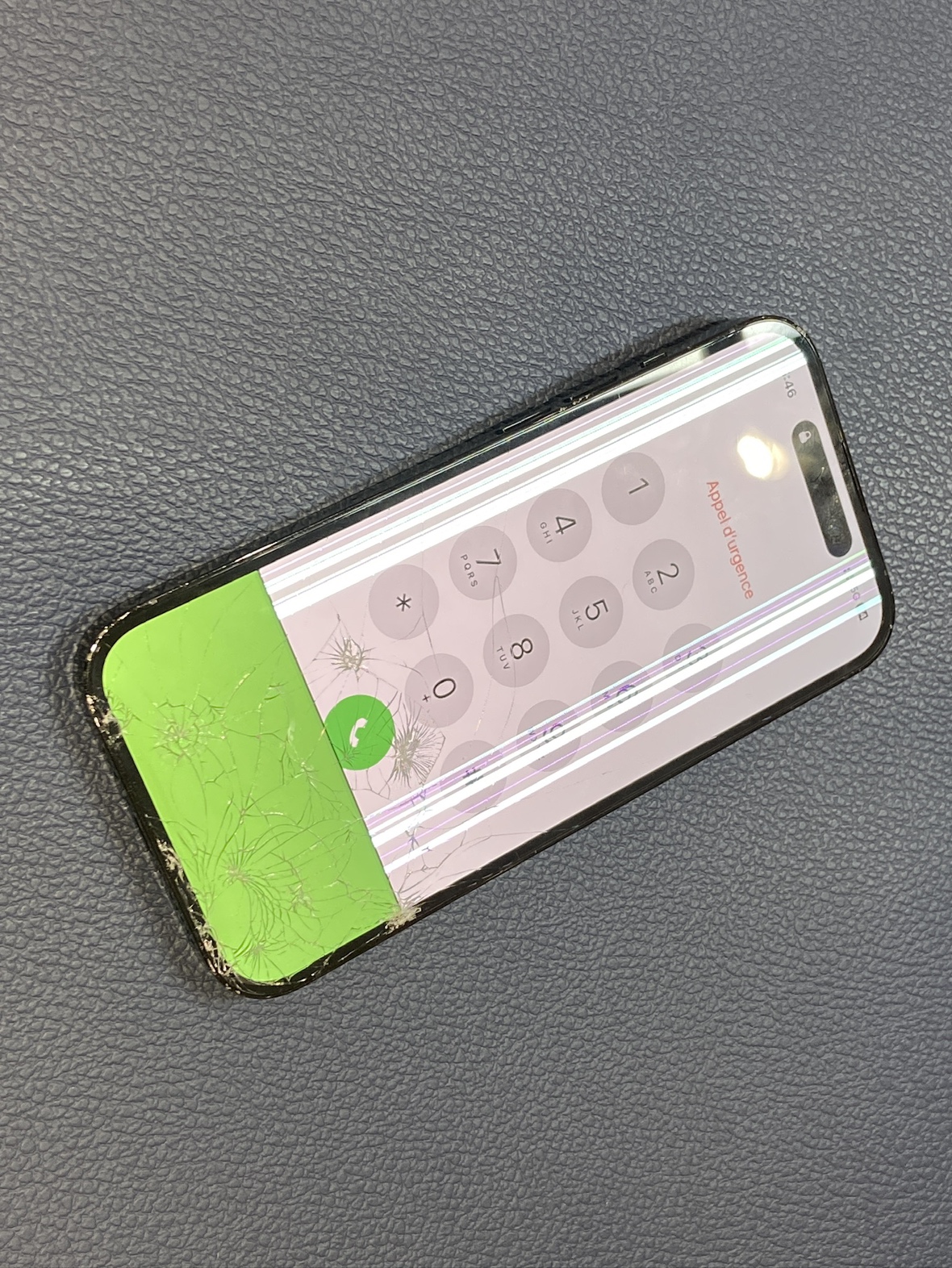 液晶の表示不良が起きてしまったiPhone14Pro（アイフォン）の画面交換を承りました！