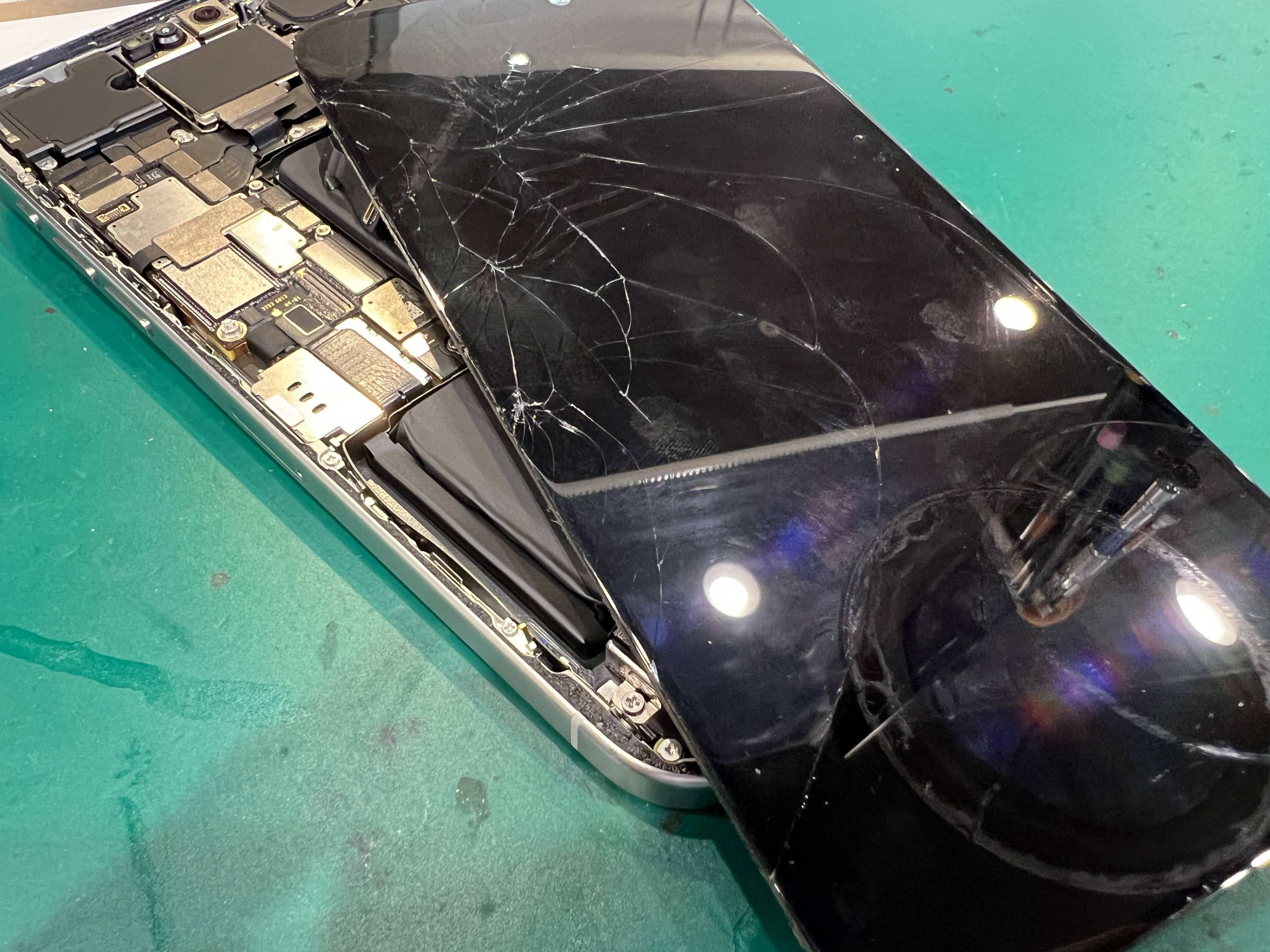 iPhone15ProMax（アイフォン）の画面が割れてインカメラの映りに影響が！