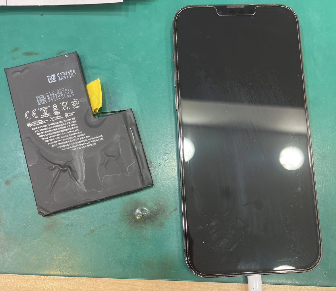 iPhone1３ProMaxのバッテリー交換を行いました。スマホ修理工房テラスモール湘南店