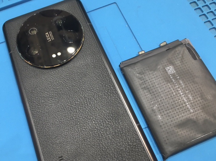 膨張バッテリー。Xiaomi 13ultra 5Gの修理なら最短即日対応可能でございます！【スマホ修理工房 池袋P'パルコ本店】
