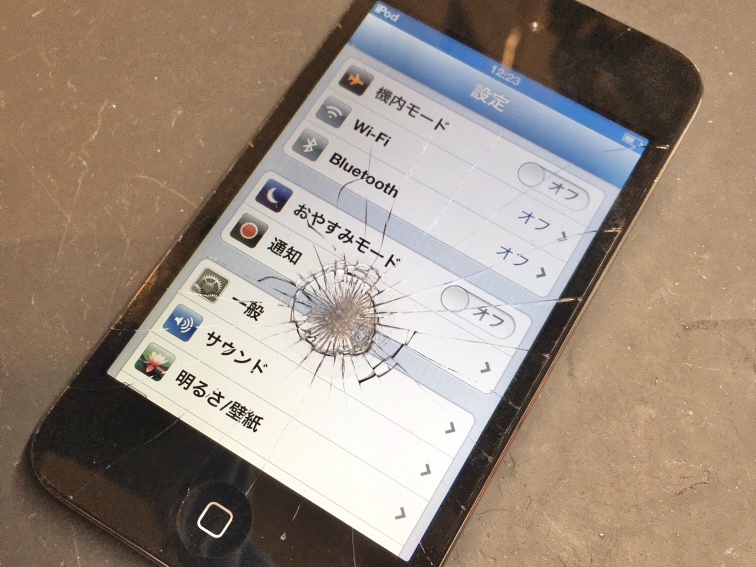 画面のガラスが割れてしまった！iPod touch4(アイポッド4) の画面交換なら「スマホ修理工房　池袋P'パルコ本店」へ！