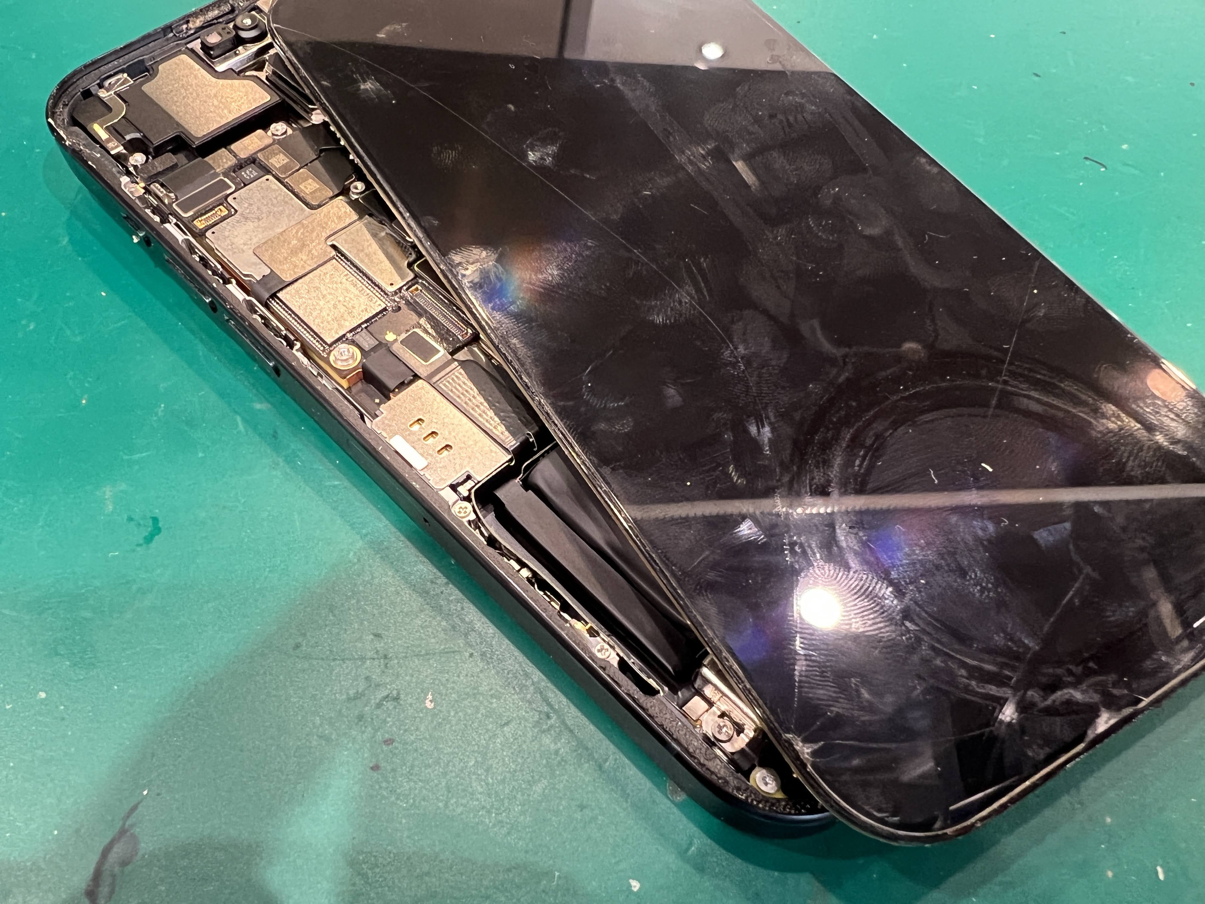 iPhone15Proを落として縦線が複数出てしまった！画面交換できれいに直ります！