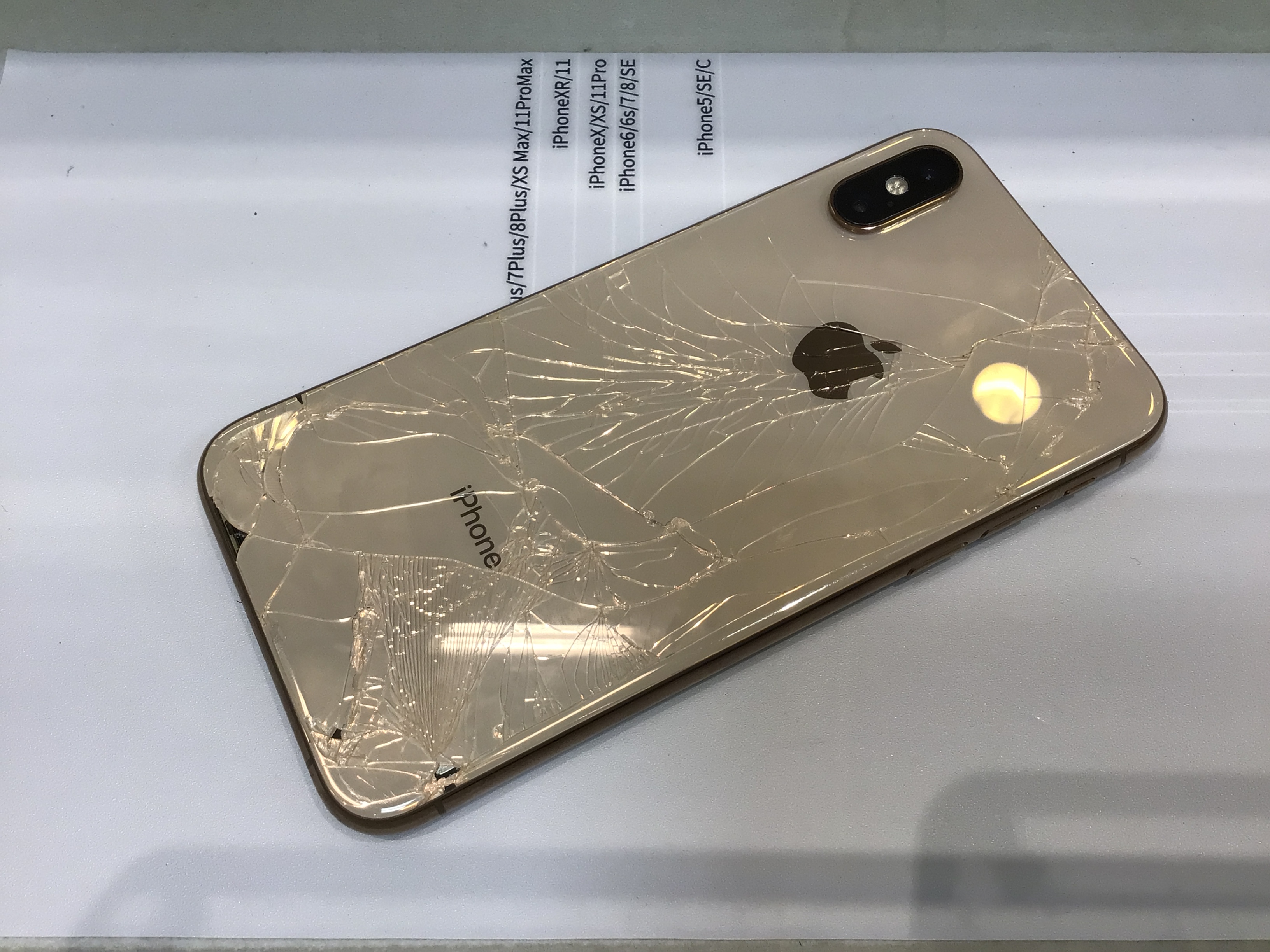 iPhoneXRの背面パネル交換は、データそのまま・即日修理のスマホ修理工房町田モディ店へ！