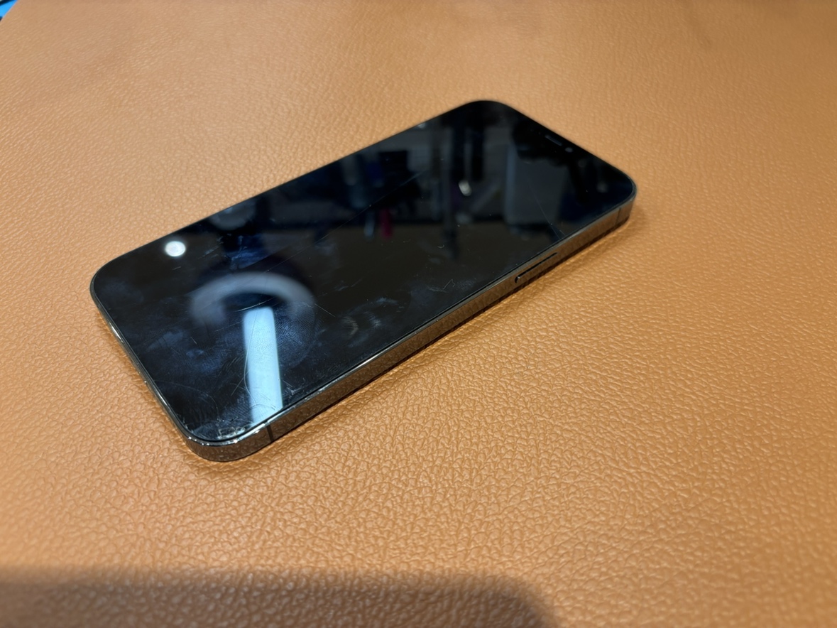 タッチが効かないiPhone12proMax（アイフォン）の画面交換を承りました！！