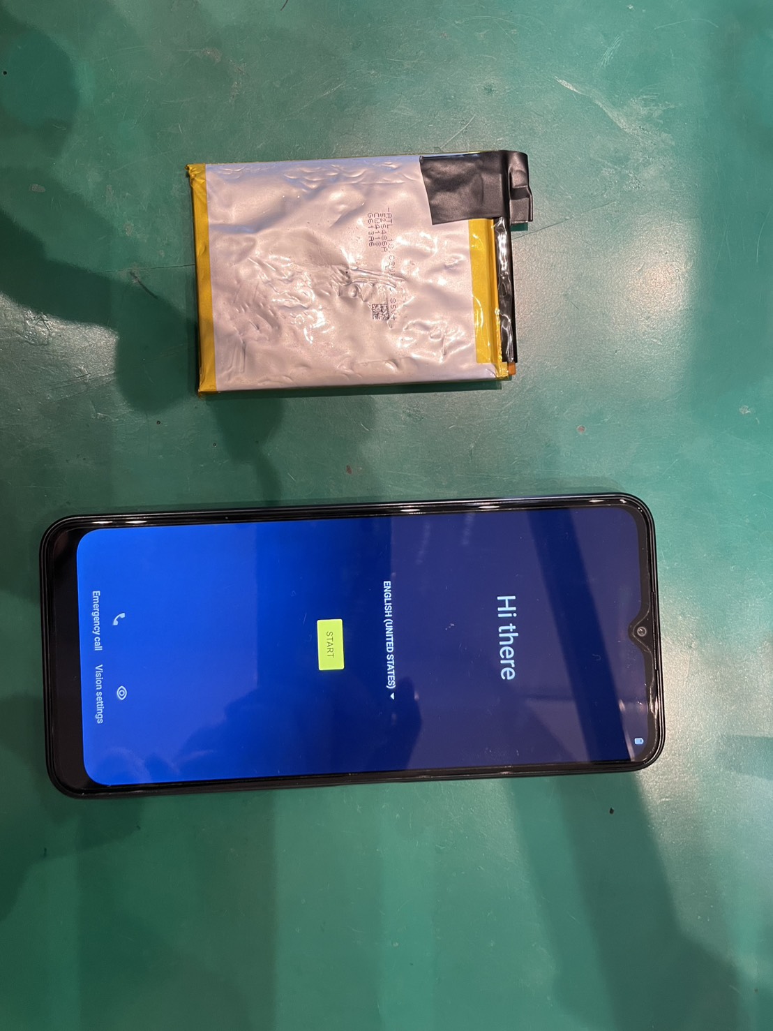 バッテリーが膨張して、背面が浮いてきてしまった MotoG50 5G バッテリー交換修理【スマホ修理工房ミーツ国分寺店】