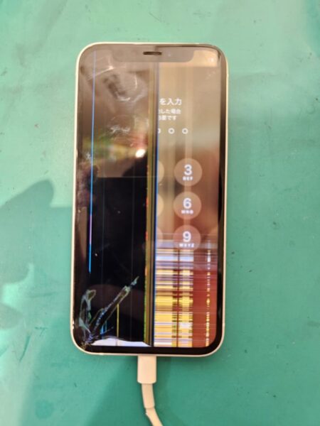落として画面が破損したiPhone12mini(アイフォントゥエルブミニ)の画面即日修理【スマホ修理工房北千住マルイ店】