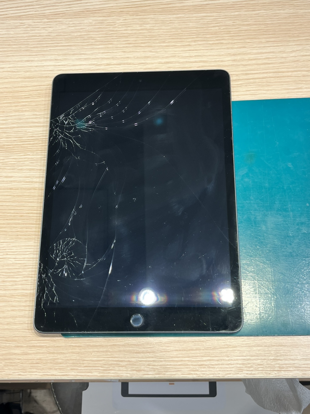 iPad 第9世代 画面割れ修理前の状態｜ガラスがひび割れた様子【スマホ修理工房 新宿PePe店】