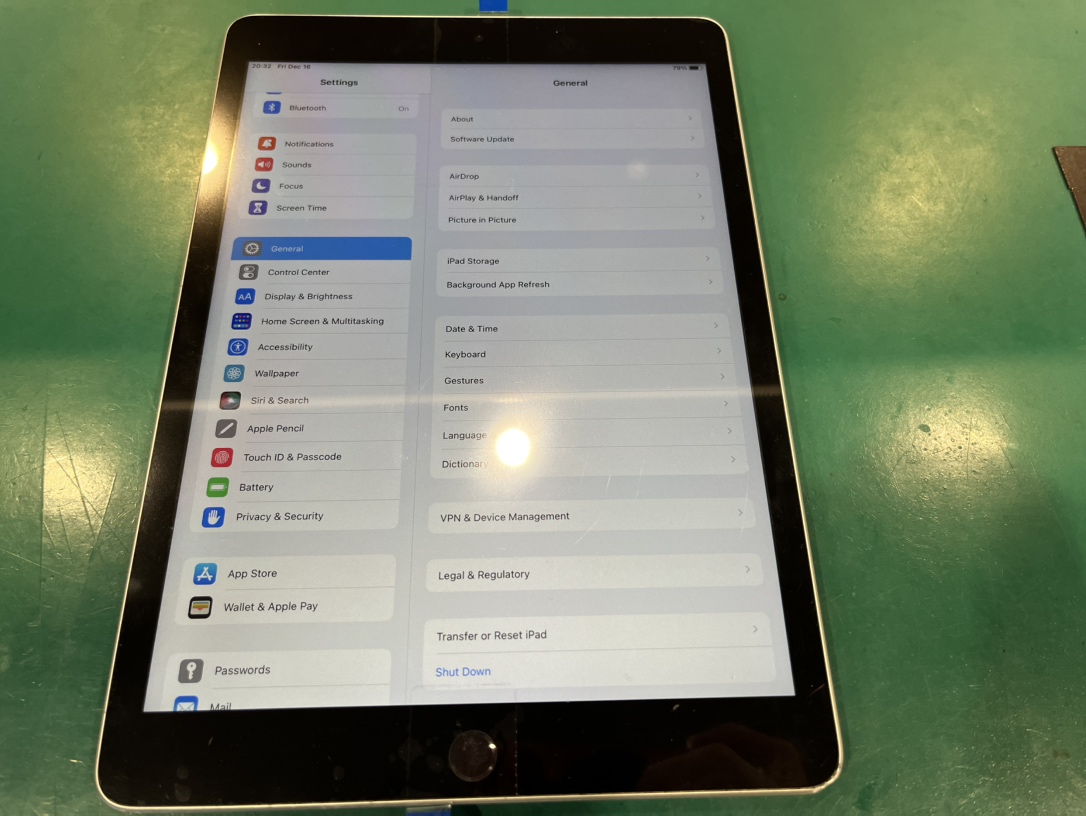 iPad 第9世代 フロントパネル交換後の仕上がり｜新品同様に復元【スマホ修理工房 新宿PePe店】