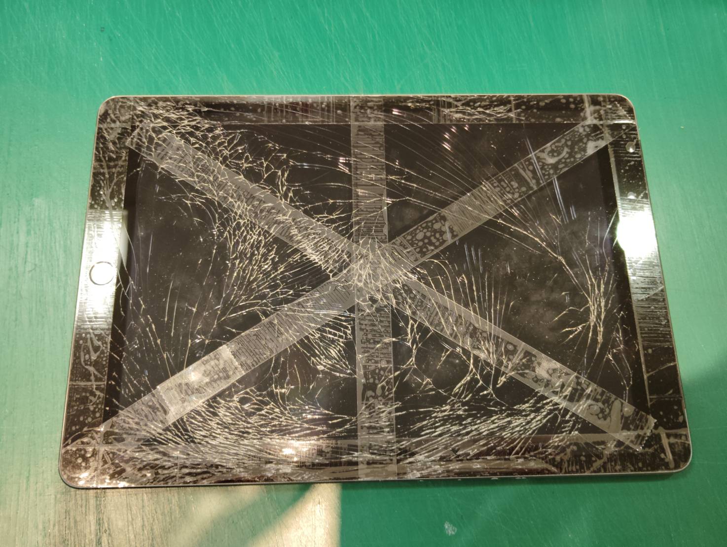 iPad9　画面が粉々に割れちゃったけど直せる？直せます！　スマホ修理工房浦和パルコ店