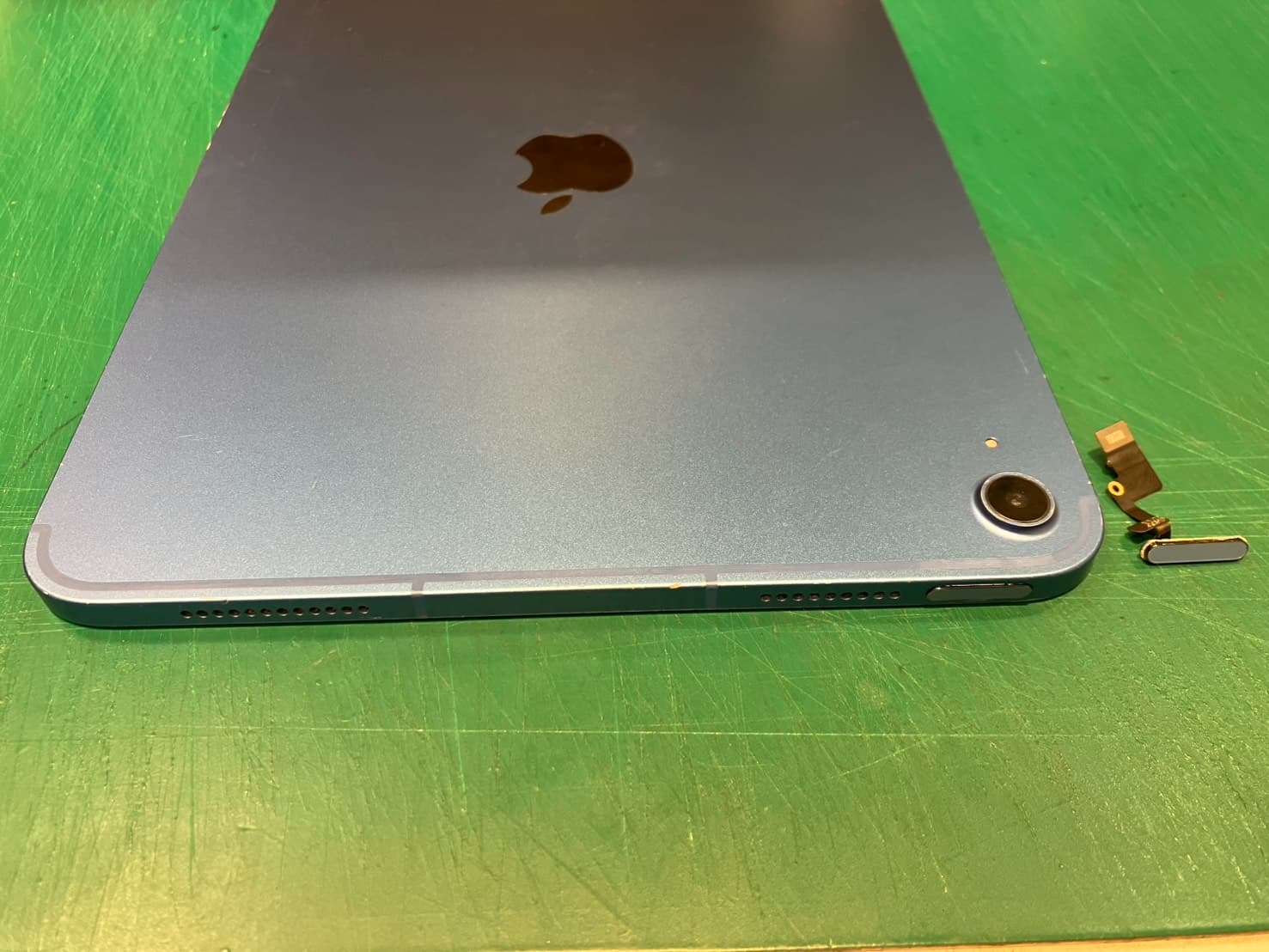 iPad10の電源ボタン修理をいたしました　-スマホ修理工房浦和パルコ店-
