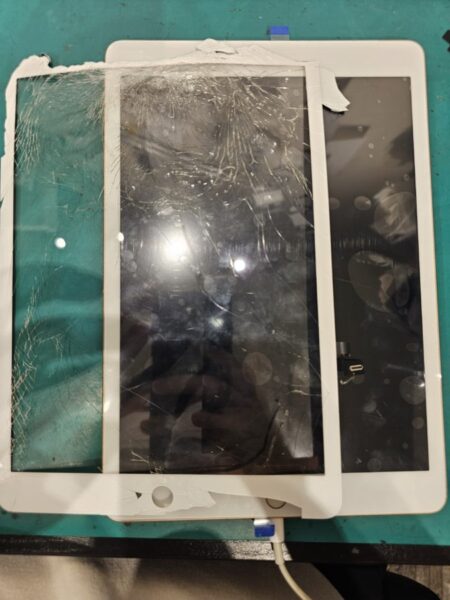 iPad7のガラス割れ修理を承りました！！【スマホ修理工房北千住マルイ店】