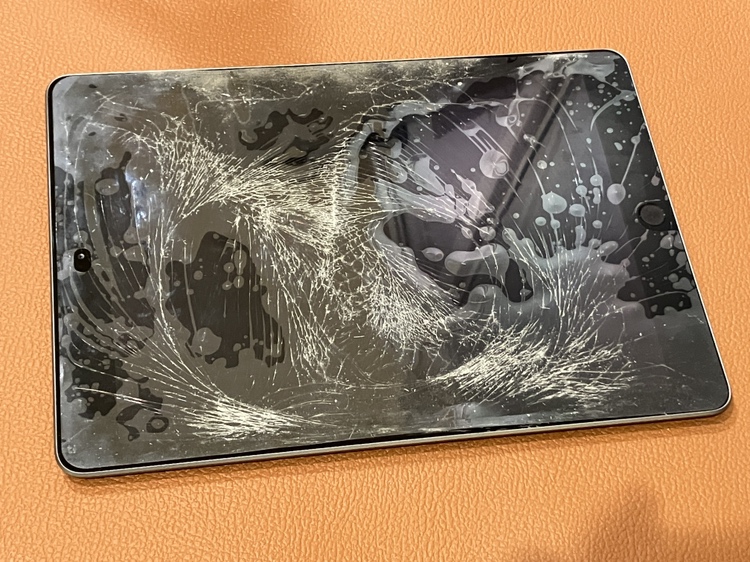 画面がバキバキに割れてしまった😥iPad9の画面交換修理を承りました！