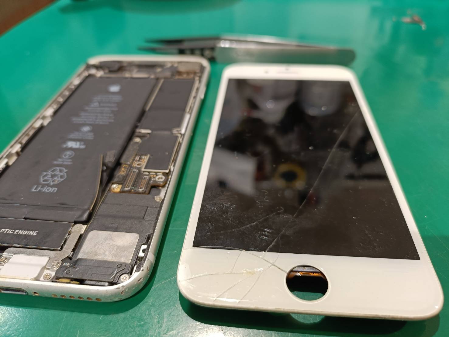 iPhone8 画面割れ、タッチ操作不可の修理"(-""-)&quot 