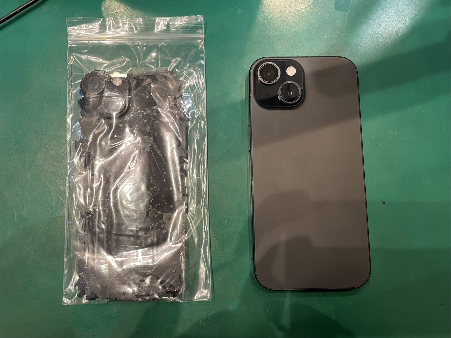 落としてしまい背面が割れてしまった iPhone15のバックパネル修理【スマホ修理工房ミーツ国分寺店】