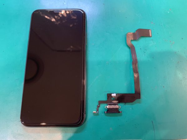 iPhoneXのドックコネクター交換修理後｜充電口部品と本体の比較【スマホ修理工房 新宿PePe店】