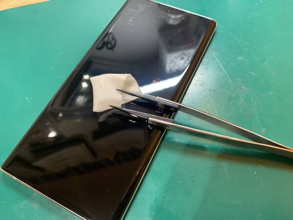 Galaxy Note10+にガラスコーティングを施工中|仕上げ作業の様子【スマホ修理工房 新宿PePe店】