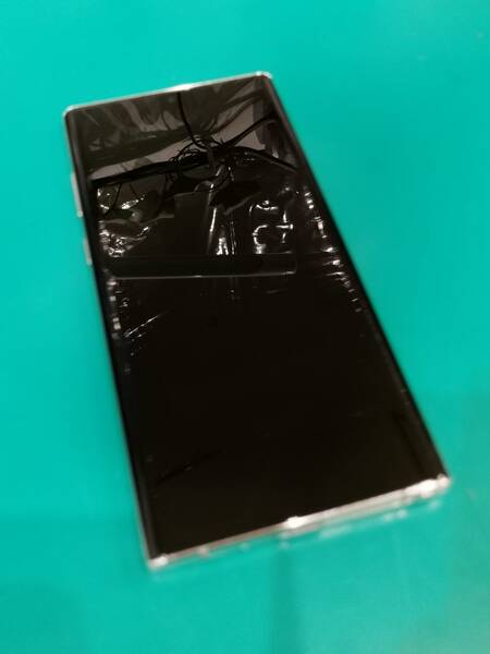 Galaxy Note10+のフロントパネル交換修理前|ひび割れた画面の状態【スマホ修理工房 新宿PePe店】