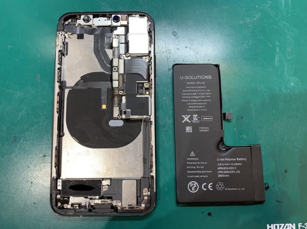 iPhoneXSのバッテリー交換作業中|新品バッテリーと本体の比較【スマホ修理工房 新宿PePe店】