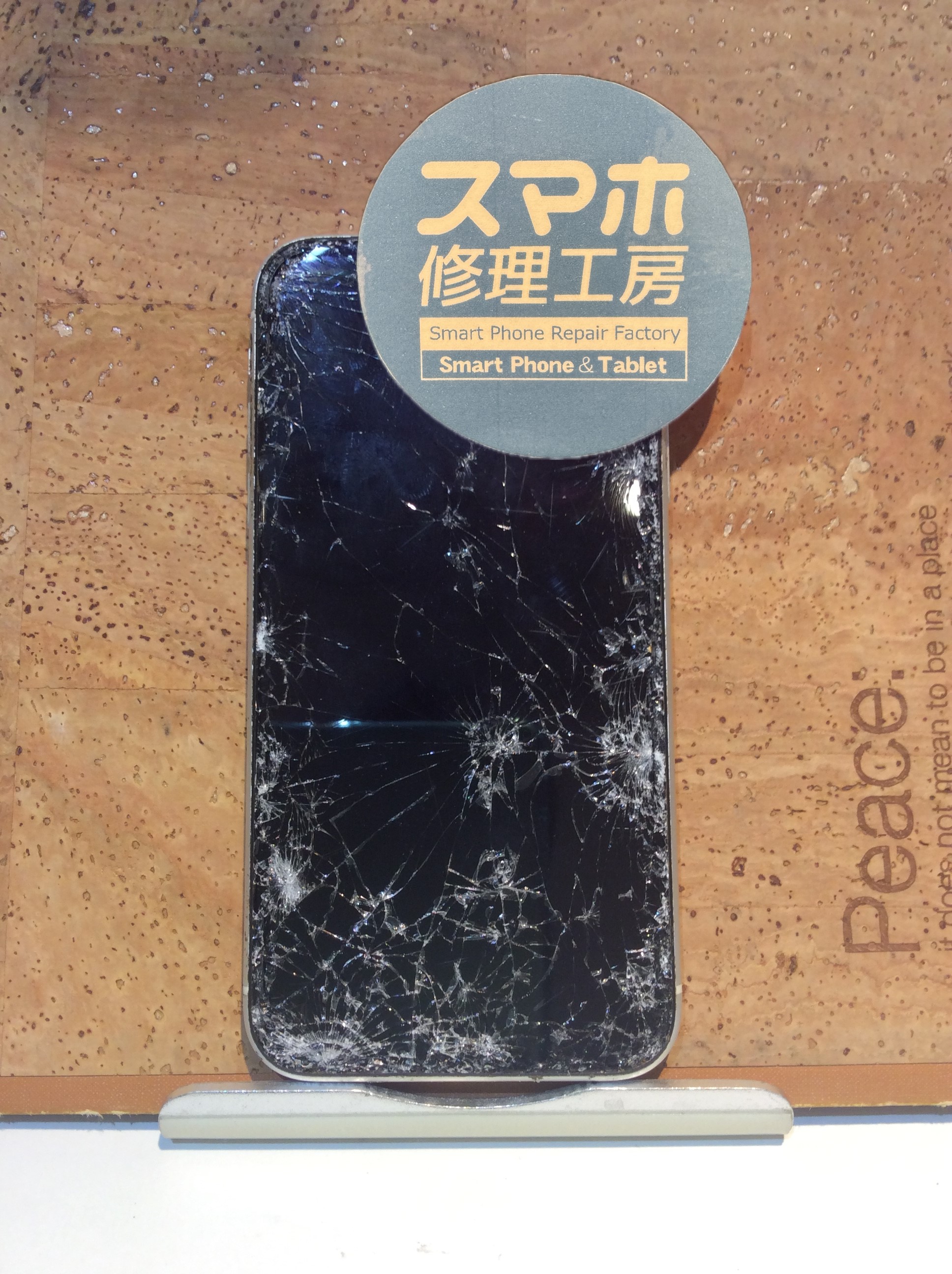 iPhoneSE2(アイフォンSE2)画面が壊れた…( ;∀;)そんなときはスマホ修理工房 広島パルコ新館店へ！