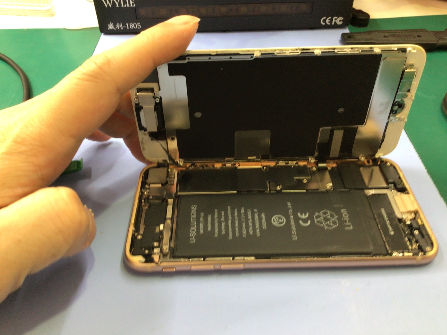 iPhoneのバッテリー交換はスマホ修理工房海老名ビナウォーク店へお持ち込み下さい