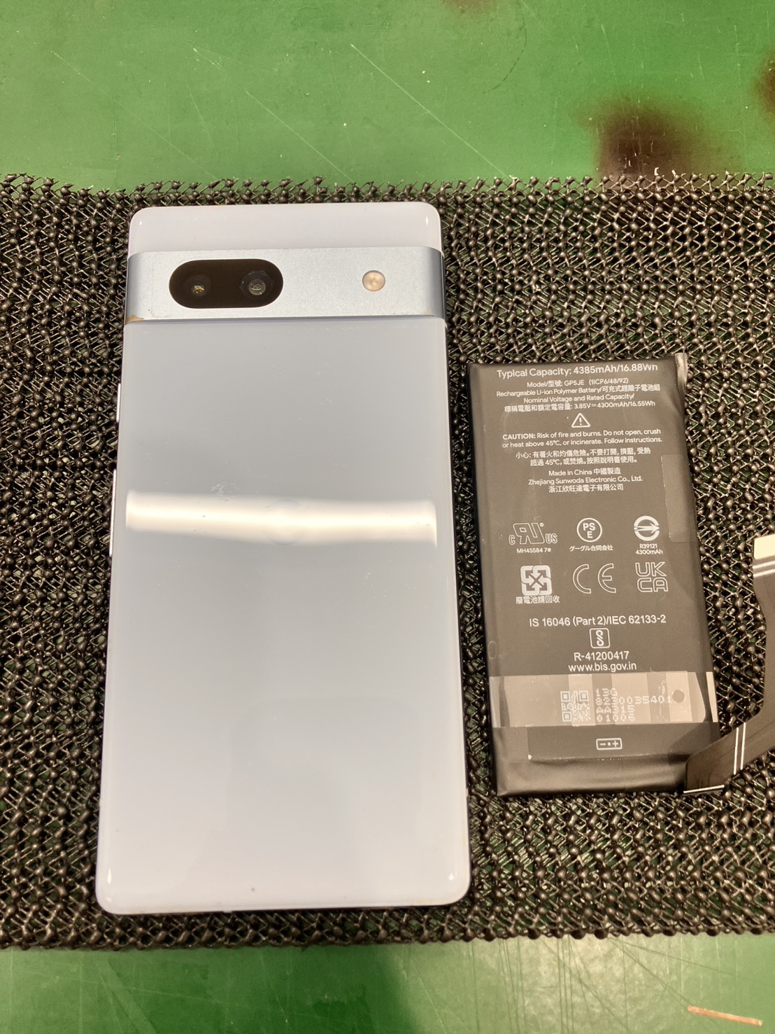 GooglePixel7aのバッテリー膨張の交換を行いました！　-スマホ修理工房和光駅前店-