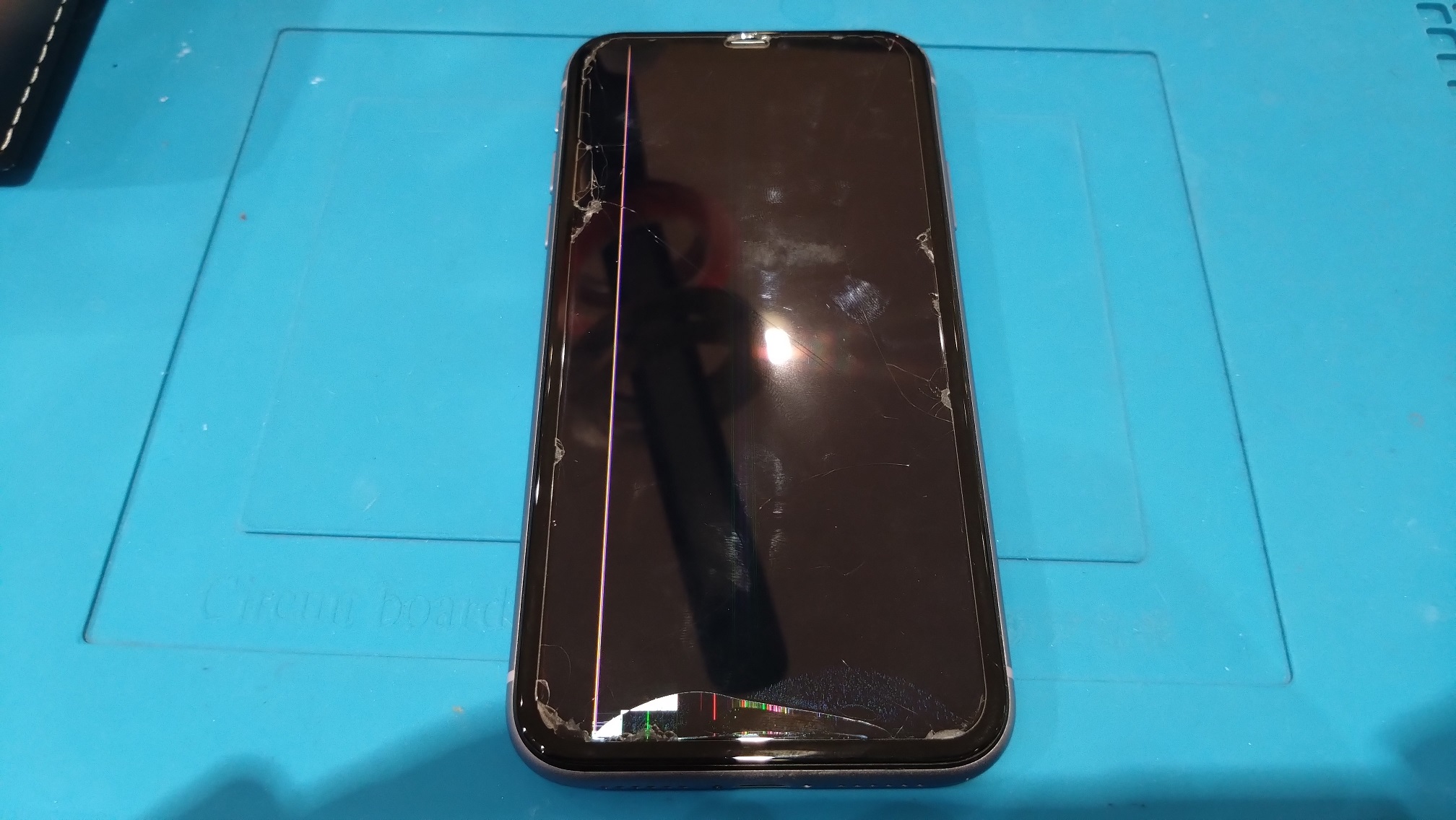 画面が割れて、液晶も見えなくなってしまったiPhone11の画面交換修理を承りました！