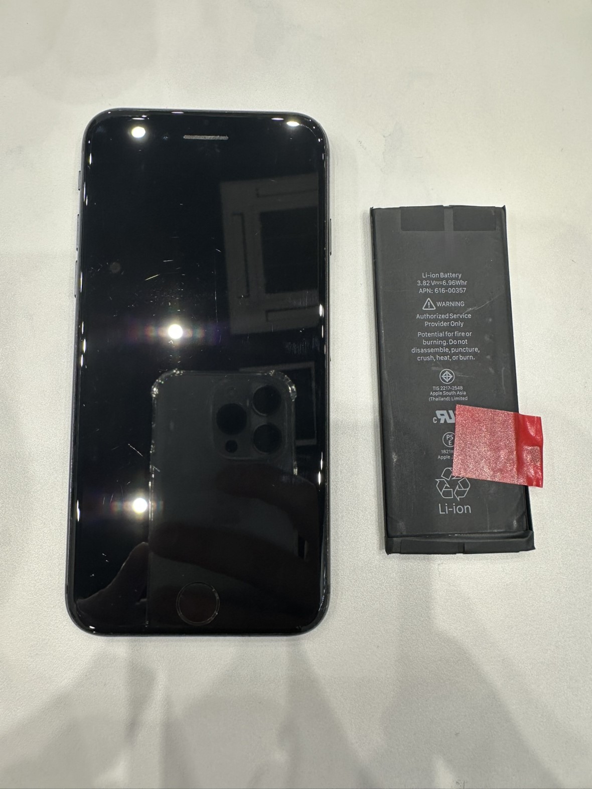 iPhone 8（アイフォン）のバッテリー交換はスマホ修理工房イオンモール福岡店で即日修理可能です！