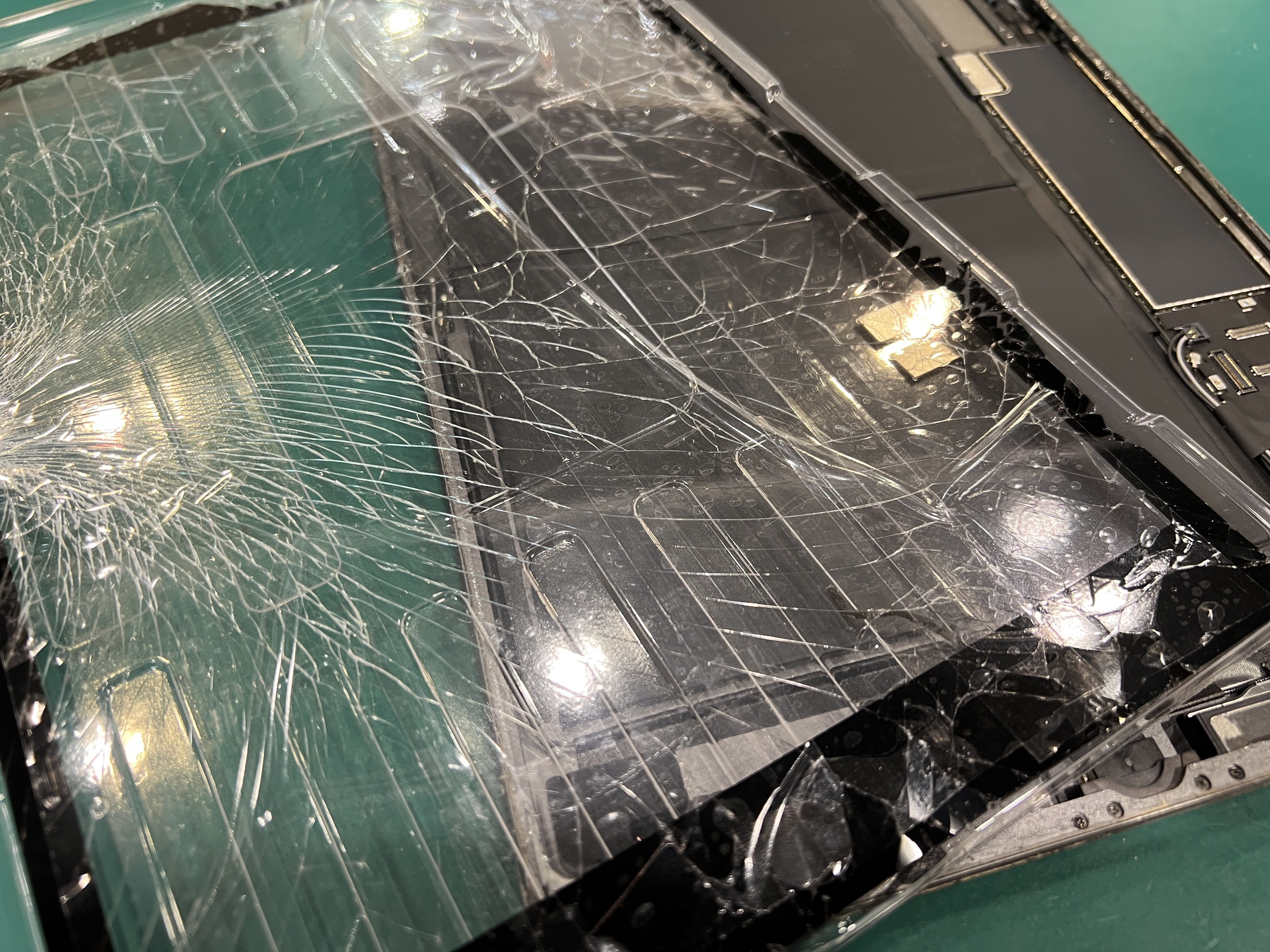 iPad9（アイパッド）落下でガラスがバキバキに…フロントパネル交換修理！