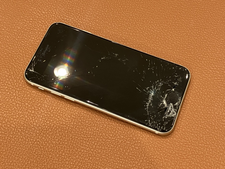 落として画面が割れてしまったiPhoneSE3の画面交換修理を承りました！