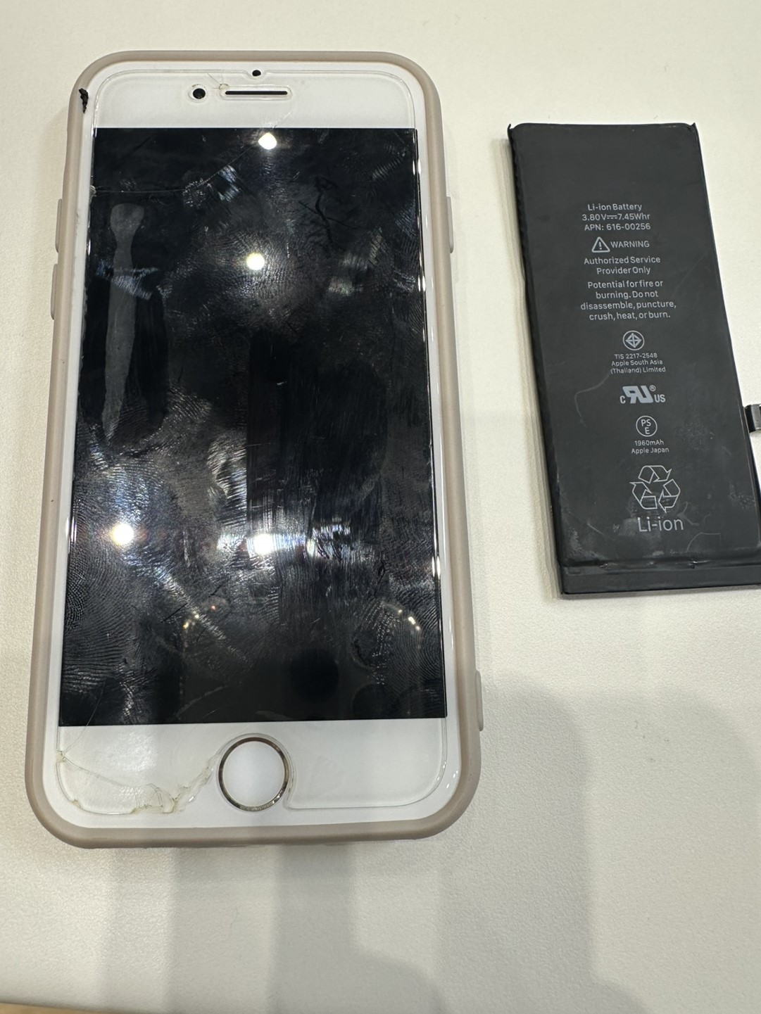 iPhone 7（アイフォン）のバッテリー交換はスマホ修理工房イオンモール福岡店で即日修理可能です！