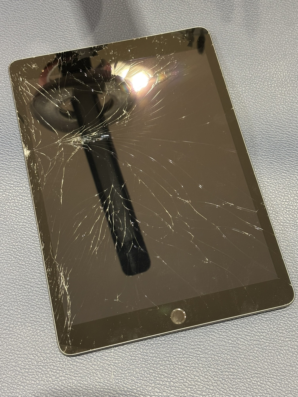表面のガラスがバキバキに割れてしまった😥 iPad 第8世代のタッチガラス交換修理を承りました！