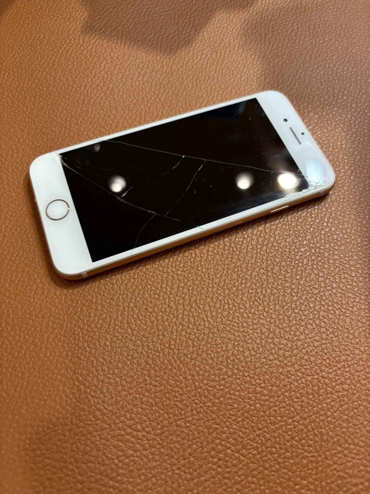 液晶が破損してしまったiPhone8（アイフォン）画面交換っを承りました