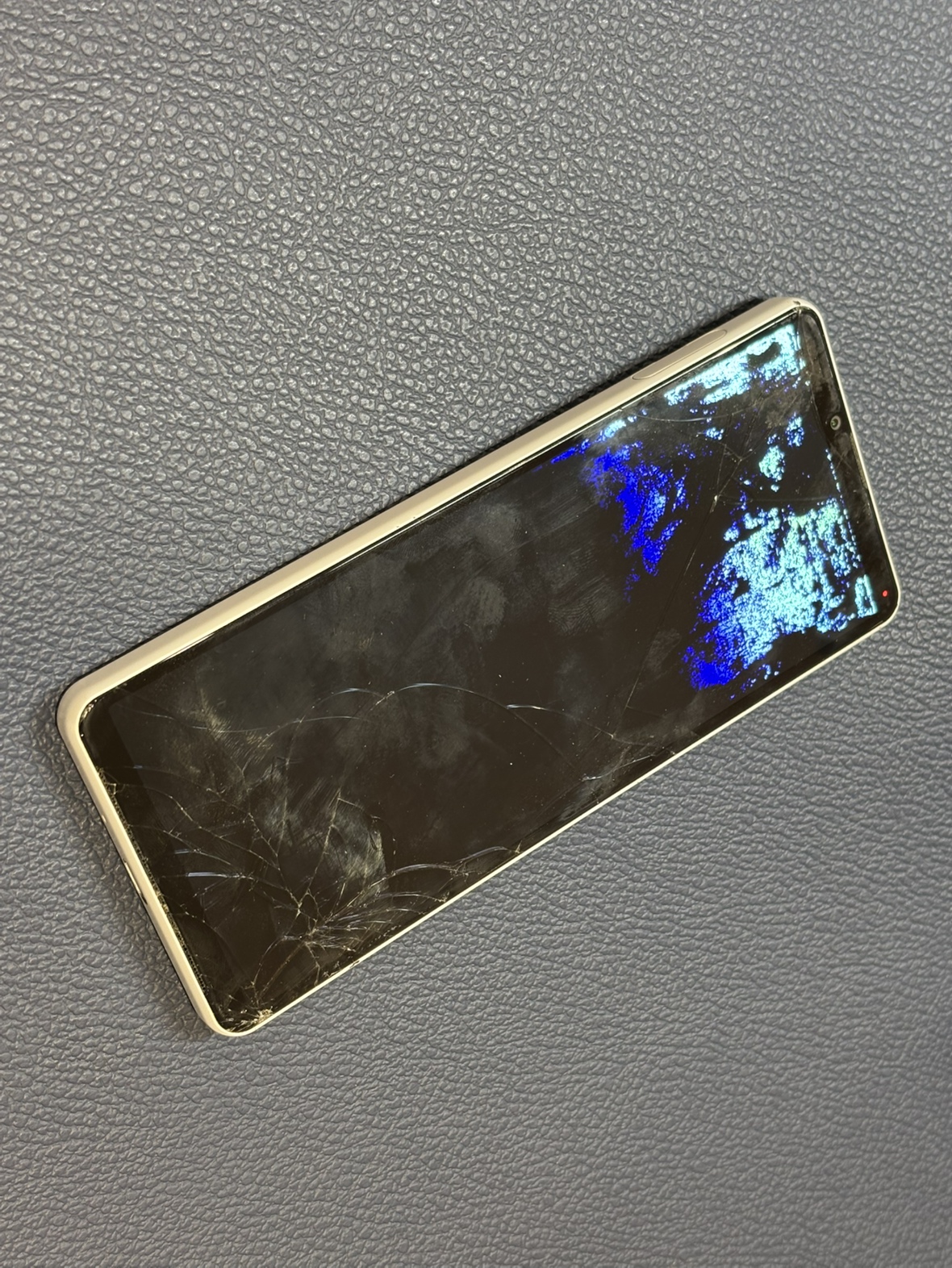 落下させてしまいまともに画面が映らないXperia10Ⅳ(エクスペリア)のフロントパネル修理をご依頼頂きました!