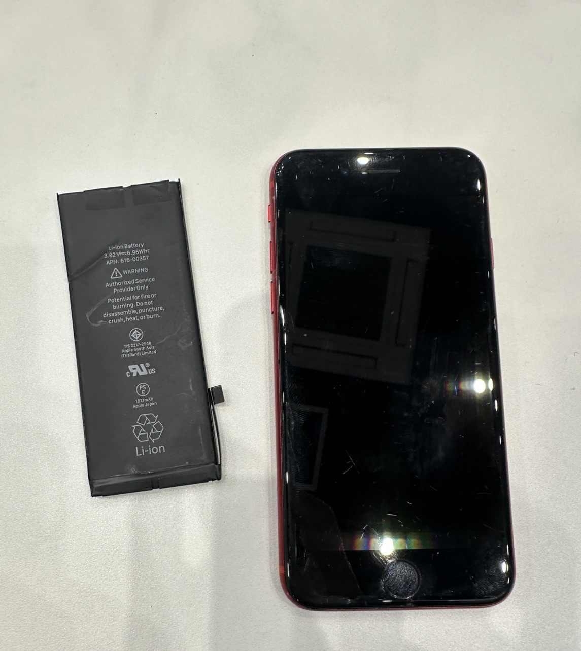 iPhone 8（アイフォン）のバッテリー交換はスマホ修理工房イオンモール福岡店で即日修理可能です！