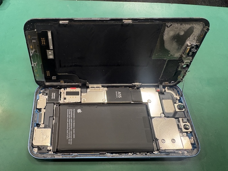 iPhone13 川の中を撮影しようとしたら、水没して起動しなくなった、、😭