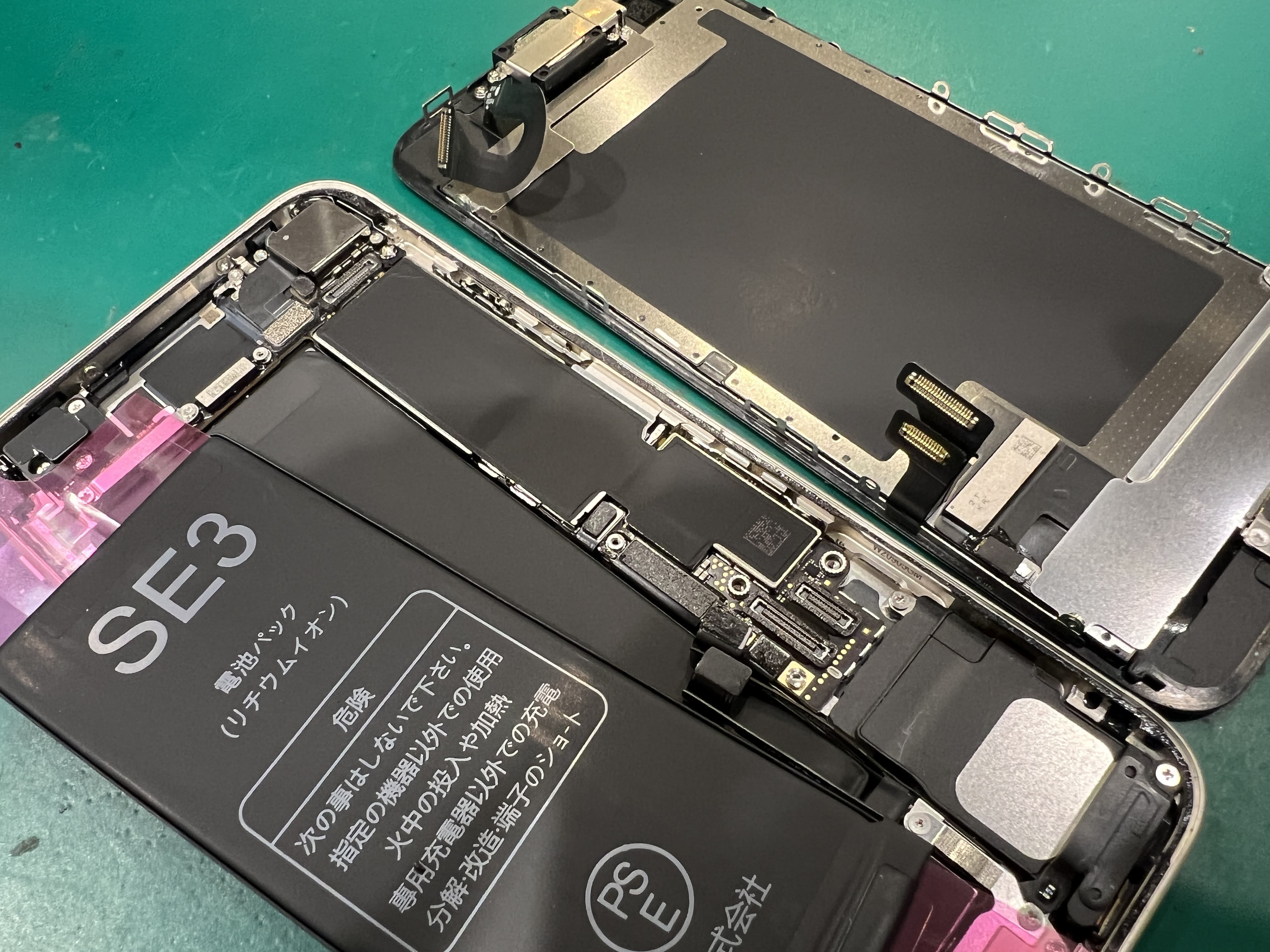 iPhoneSE3(アイフォン)のバッテリー交換なら千葉駅から最短徒歩１分のスマホ修理工房ペリエ千葉店へ!
