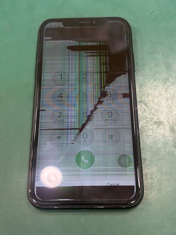 iPhoneXr かなりの高さから落として液晶不良が、、😭