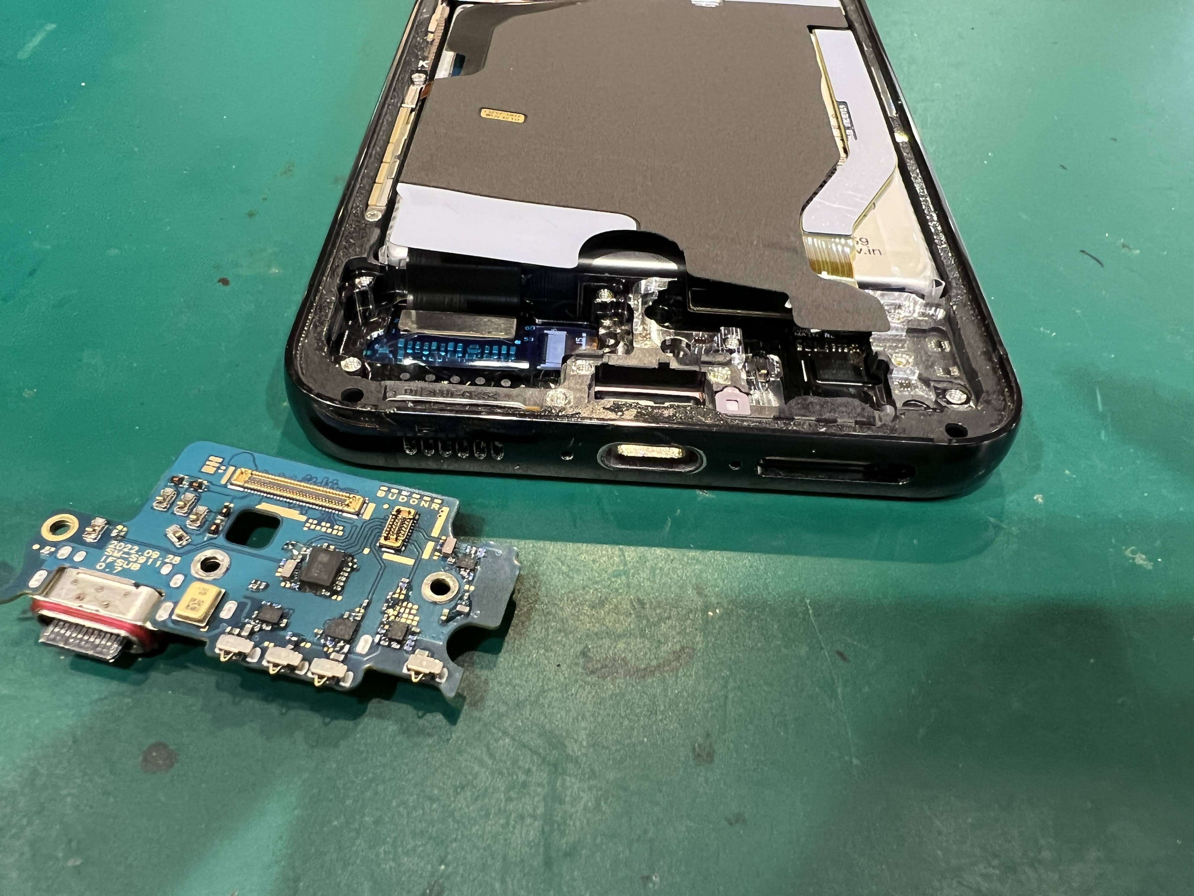 Galaxy S23（ギャラクシー）「水分検出」で充電できない!? サブ基板洗浄で復旧！