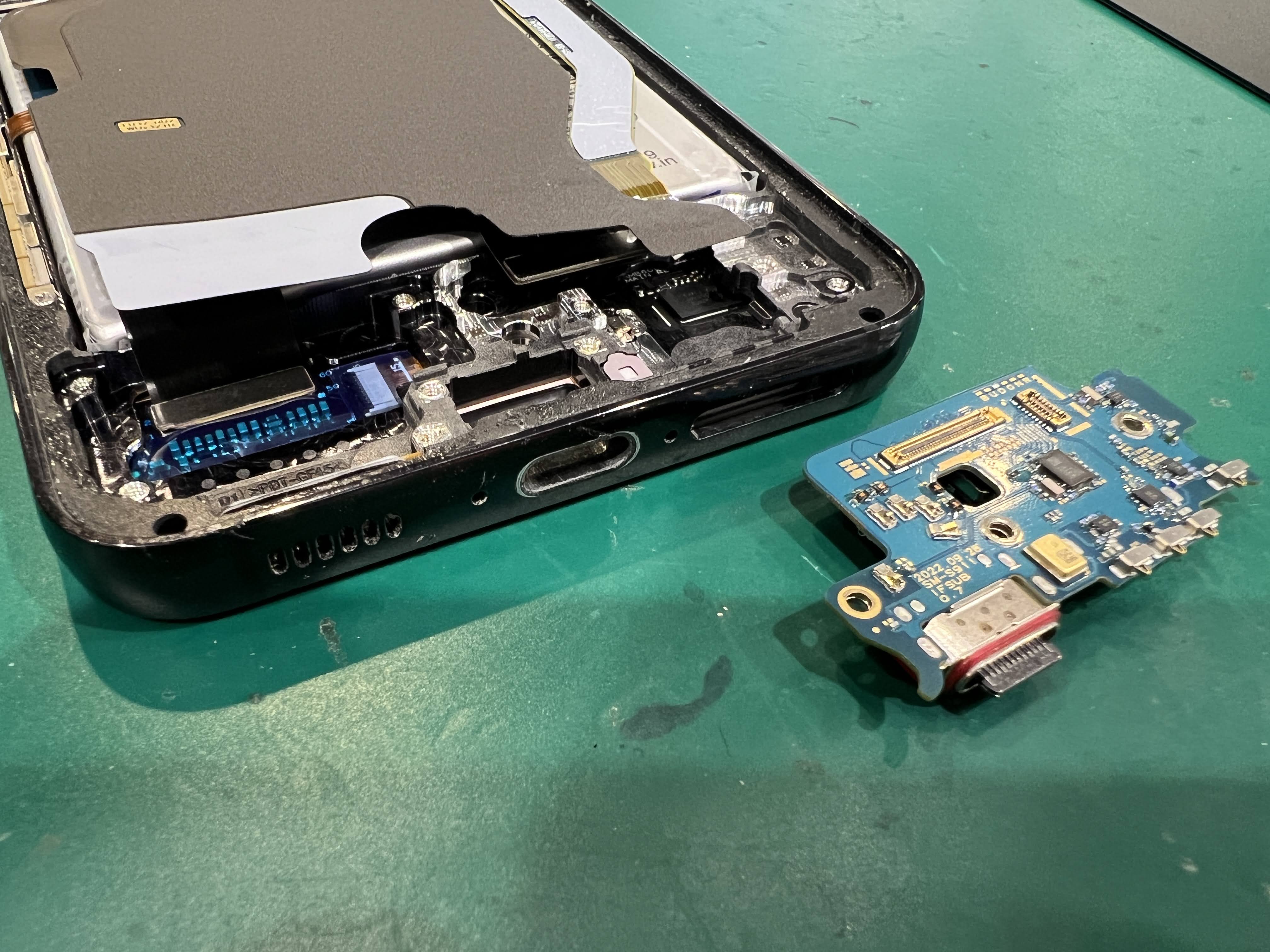 Galaxy S23（ギャラクシー）充電できない!? 「水分検出エラー」を洗浄修理で改善！