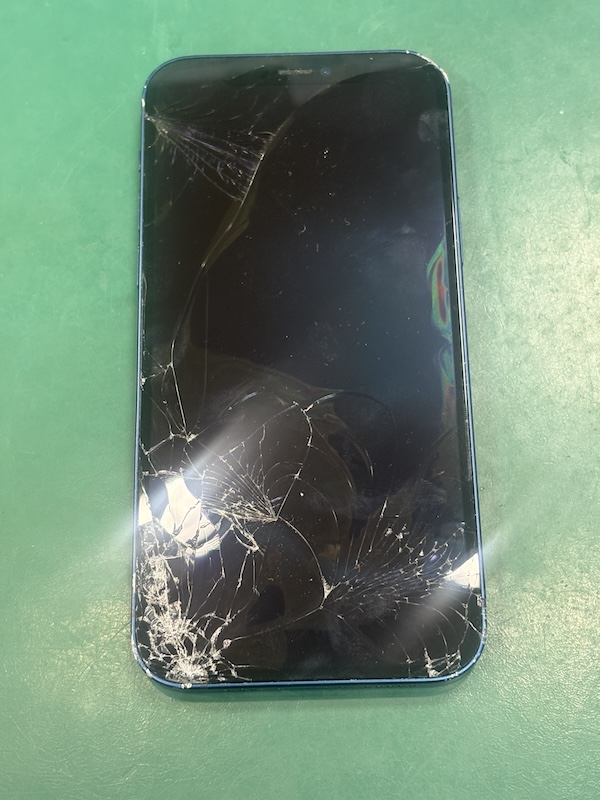 iPhone12 車に轢かれて、液晶不良とフレームがくの字に曲がってる😭