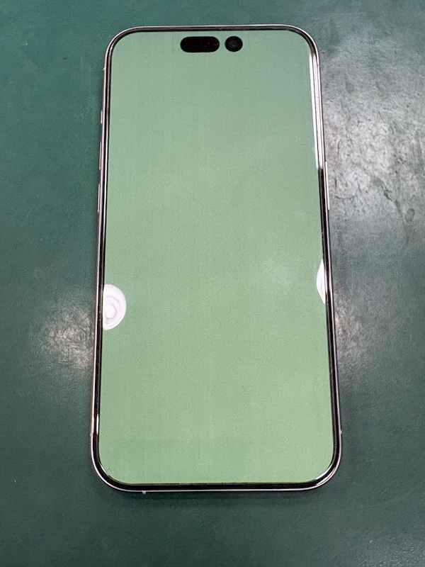 iPhone15 落として画面が緑色になり動作ができなくなった！？