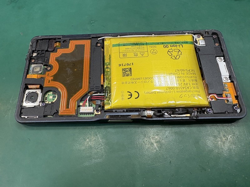 arrows nxf01　背面に違和感があり見たら膨張してた、、！？