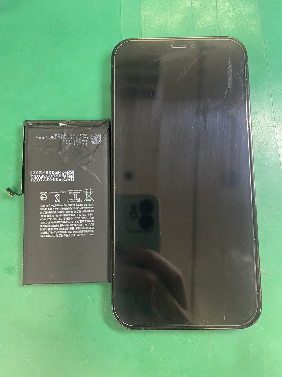 劣化したiPhone12Proのバッテリー交換を実施【スマホ修理工房三鷹店】