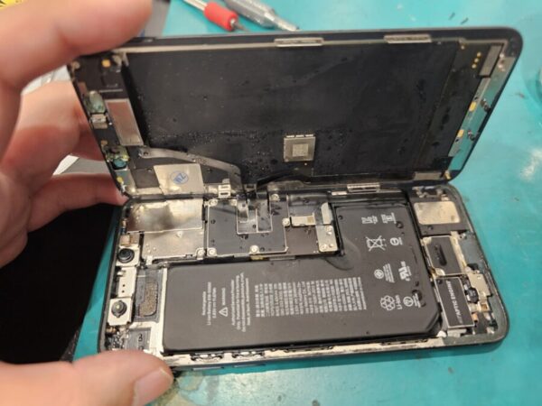 水没して起動しなくなったiPhoneも即日修理☆【スマホ修理工房北千住マルイ店】