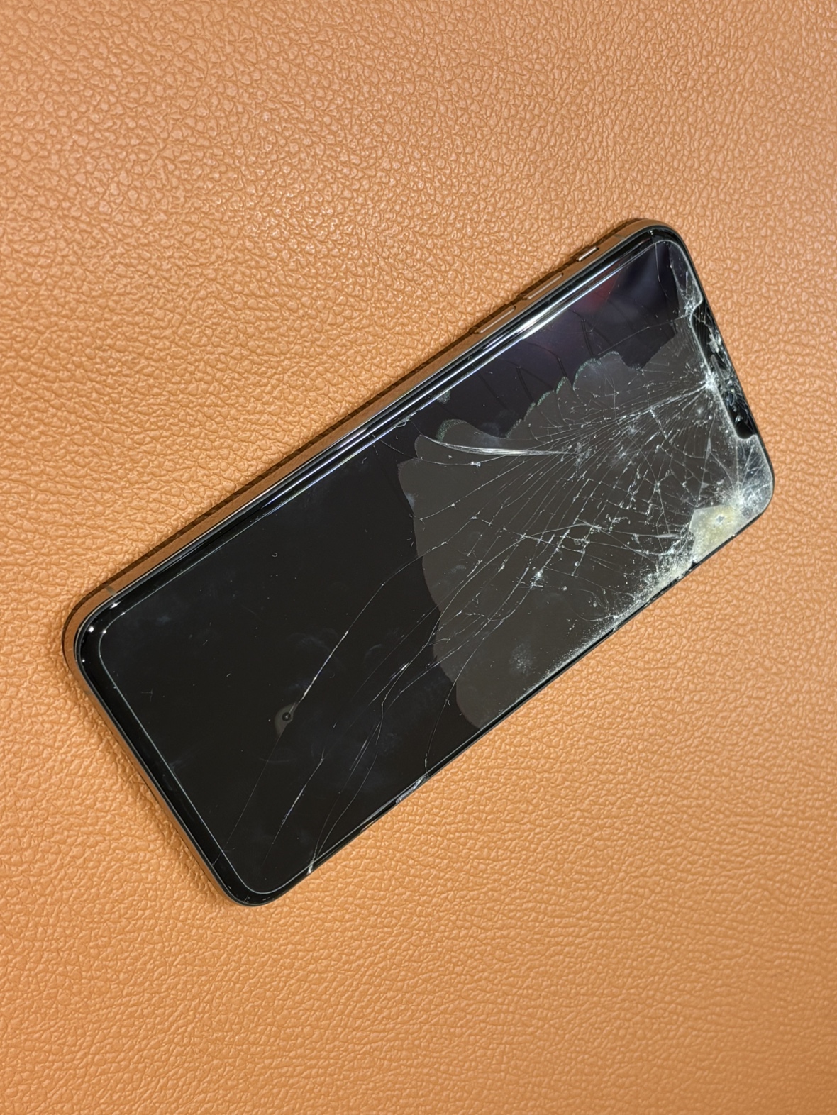 ガラス割れ・液晶漏れが起きてしまったiPhoneXSMaxの修理を承りました！