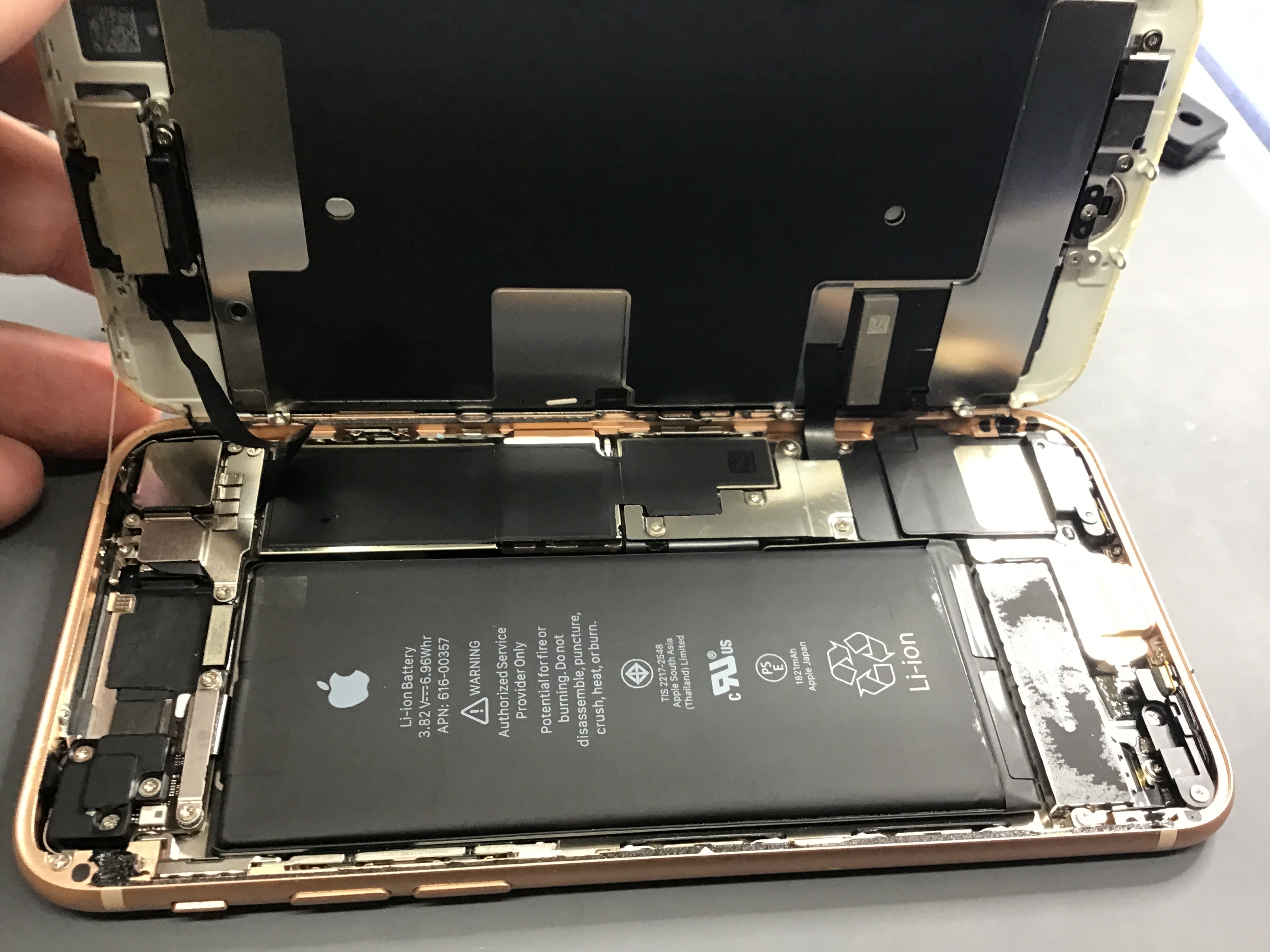 iPhoneSE2のバッテリー交換は、データそのまま・即日修理のスマホ修理工房町田モディ店へ！