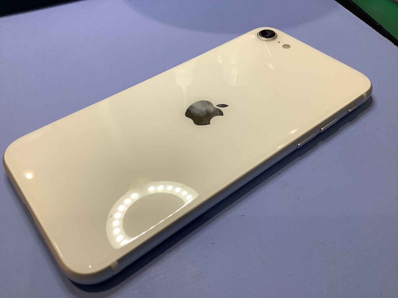 iPhoneSE2の画面交換なら最短即日修理のスマホ修理工房中野ブロードウェイ店にご相談ください！-