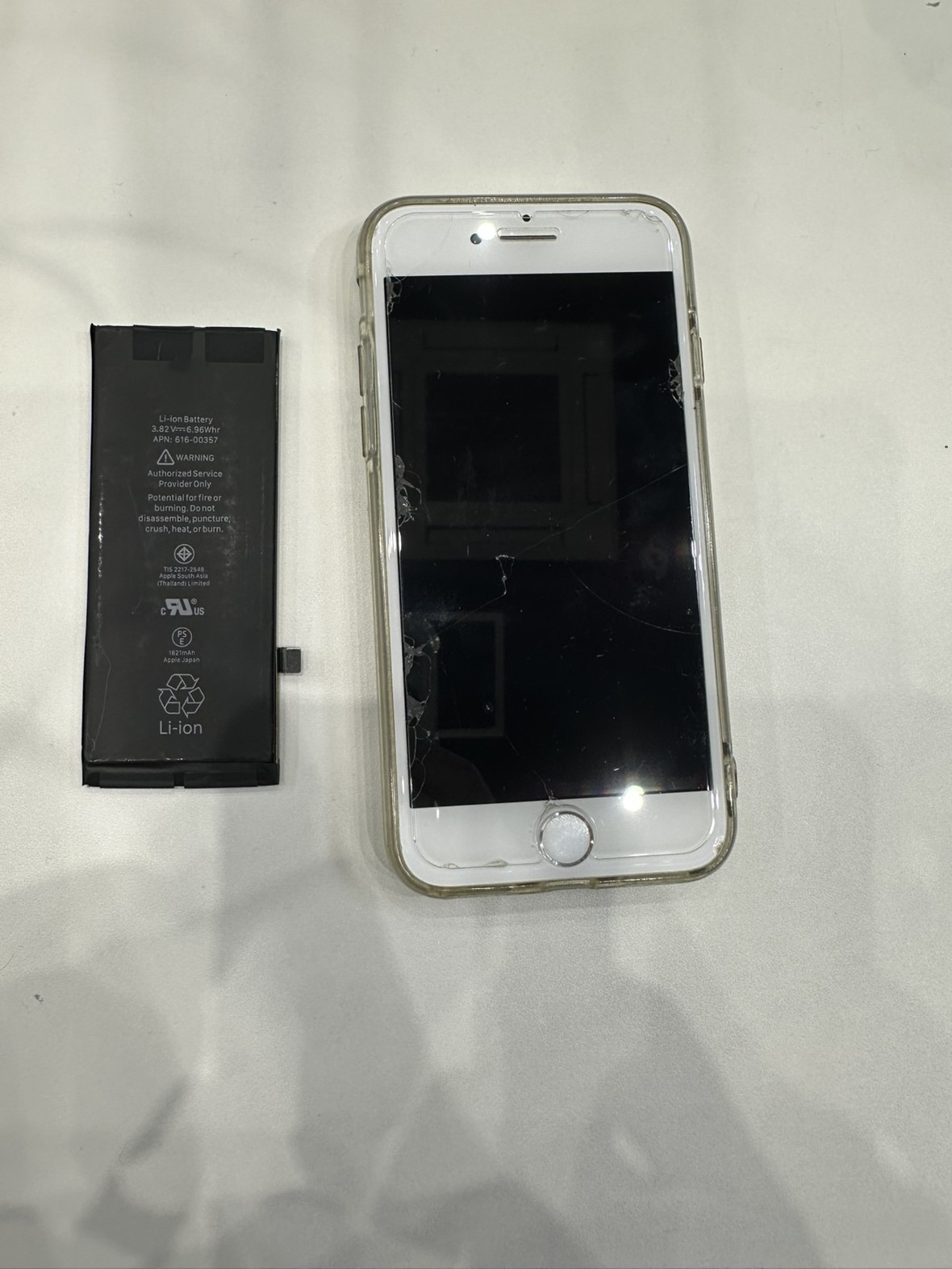 iPhone 8（アイフォン）のバッテリー交換はスマホ修理工房イオンモール福岡店で即日修理可能です！