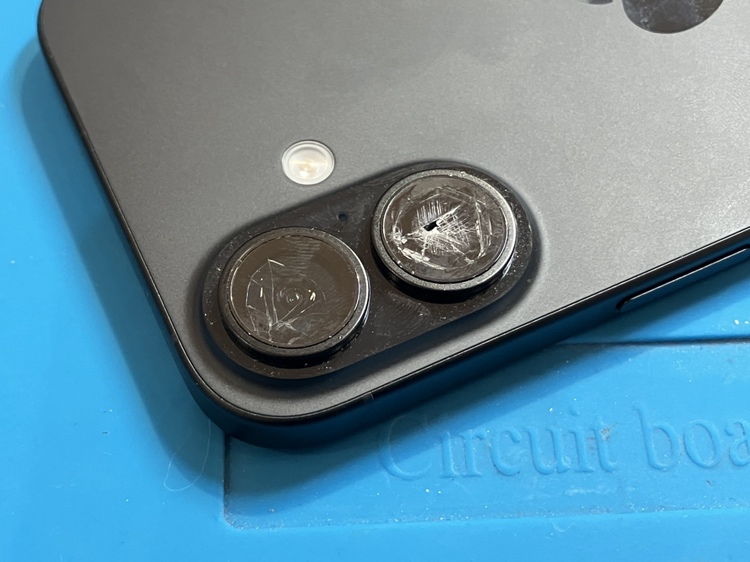 カメラのレンズが割れてしまったiPhone16の修理を承りました！